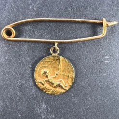 New Pamono French Baby Medal Safety Pin 18k Yellow Gold Charm Pendant Brooch, 1890s