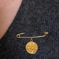 New Pamono French Baby Medal Safety Pin 18k Yellow Gold Charm Pendant Brooch, 1890s