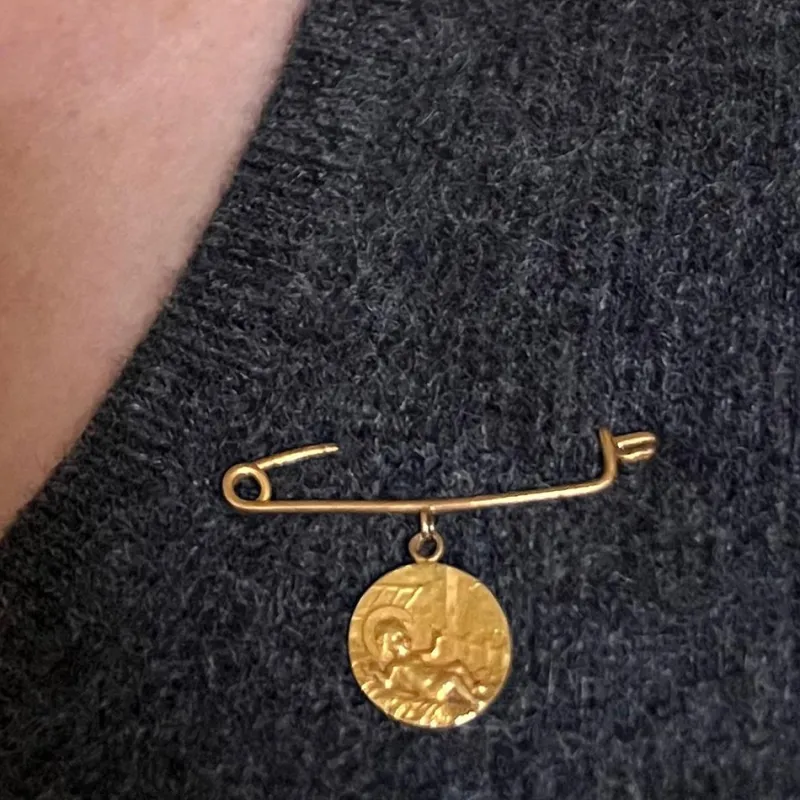 New Pamono French Baby Medal Safety Pin 18k Yellow Gold Charm Pendant Brooch, 1890s