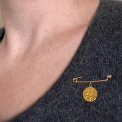 New Pamono French Baby Medal Safety Pin 18k Yellow Gold Charm Pendant Brooch, 1890s