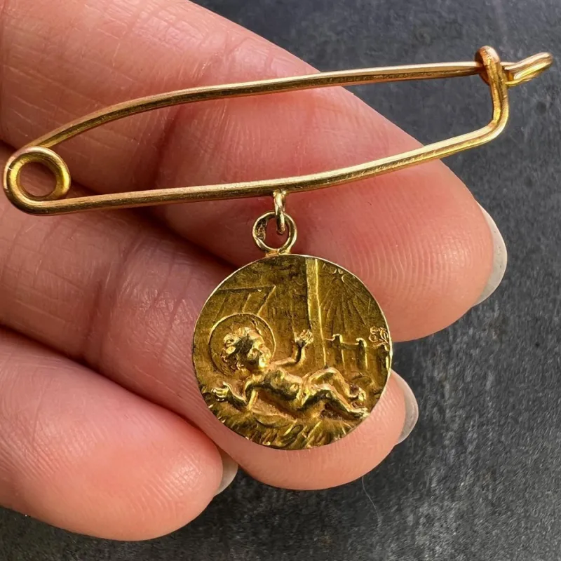 New Pamono French Baby Medal Safety Pin 18k Yellow Gold Charm Pendant Brooch, 1890s