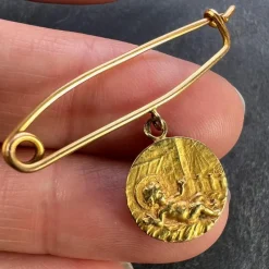 New Pamono French Baby Medal Safety Pin 18k Yellow Gold Charm Pendant Brooch, 1890s