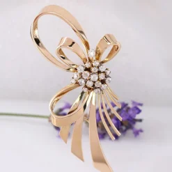 Online Pamono French Diamonds 18 Karat Rose Gold Bow Brooch, 1960s