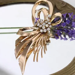 Online Pamono French Diamonds 18 Karat Rose Gold Bow Brooch, 1960s