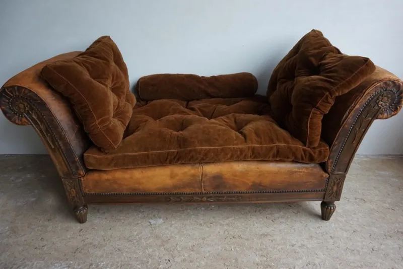 Pamono French Distressed Leather Adjustable Loveseat or Daybed, 1900s> Daybeds & Chaises Lounges