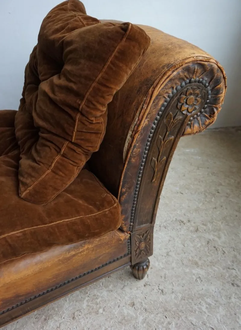 Pamono French Distressed Leather Adjustable Loveseat or Daybed, 1900s> Daybeds & Chaises Lounges