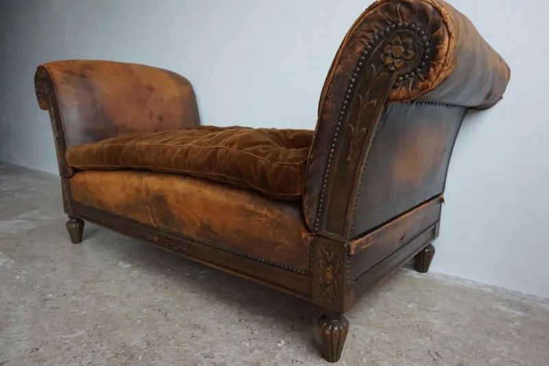 Pamono French Distressed Leather Adjustable Loveseat or Daybed, 1900s> Daybeds & Chaises Lounges