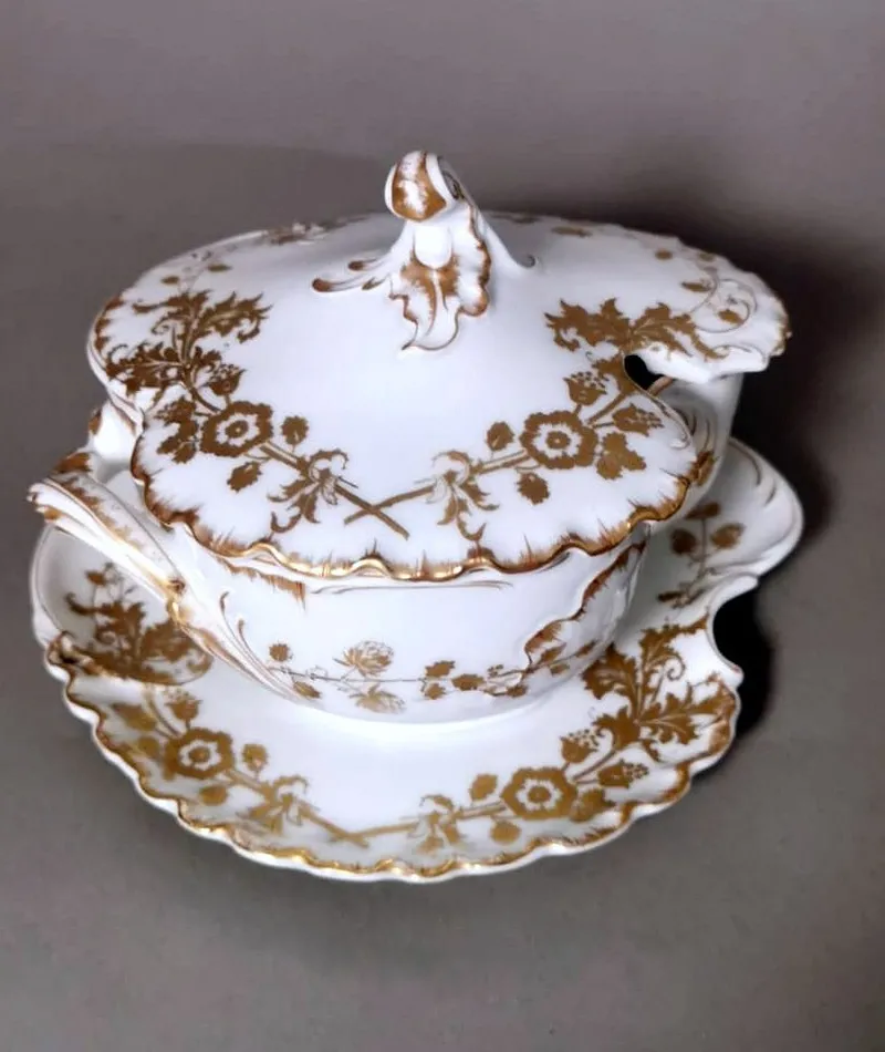 Pamono French Gravy Boat in White Porcelain with Gold Decoration from Haviland & Co. Limoges, 1902, Set of 2> Serving Dishes
