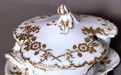 Pamono French Gravy Boat in White Porcelain with Gold Decoration from Haviland & Co. Limoges, 1902, Set of 2><noscript><img width=