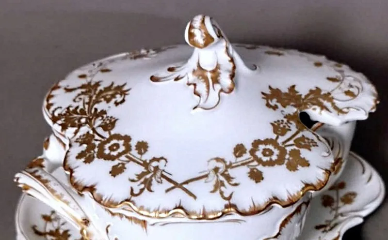 Pamono French Gravy Boat in White Porcelain with Gold Decoration from Haviland & Co. Limoges, 1902, Set of 2> Serving Dishes