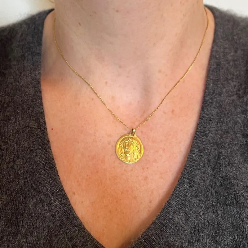 Pamono French 18k Yellow Gold Jesus Christ Crown of Thorns Medal Charm Pendant by Charl, 1950s> Necklaces