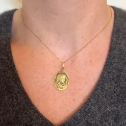 Hot Pamono French 18k Yellow Gold Virgin Mary Charm Pendant Medal from Rasumny, 1890s