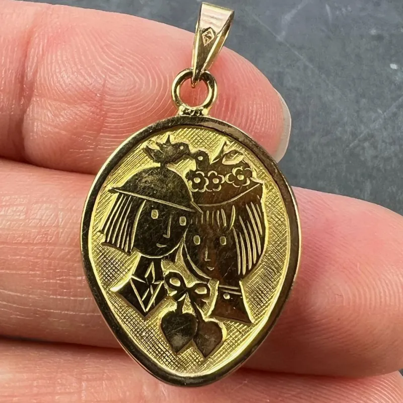 New Pamono French Les Amoureux De Peynet Lovers 18k Yellow Gold Charm Pendant, 1960s