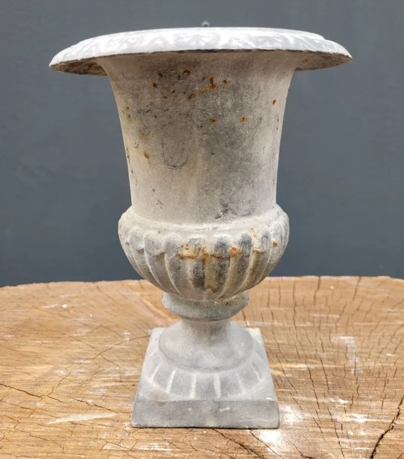 Pamono French Louvre Garden Planter in Cast Iron> Planters And Jardiniere