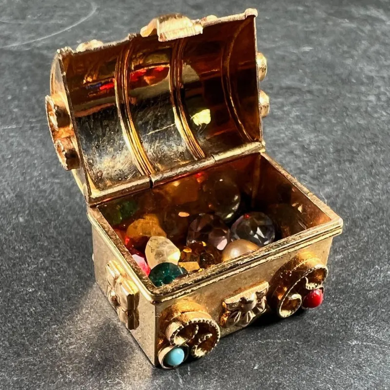 Pamono French Mechanical Treasure Chest 18k Yellow Gold Gem Set Charm Pendant, 1950s> Necklaces