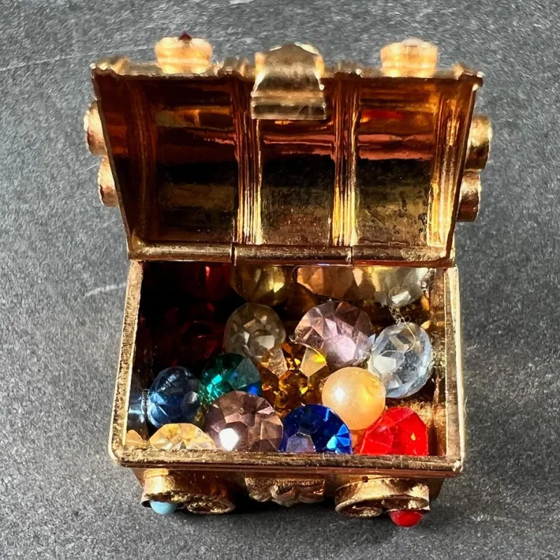 Pamono French Mechanical Treasure Chest 18k Yellow Gold Gem Set Charm Pendant, 1950s> Necklaces