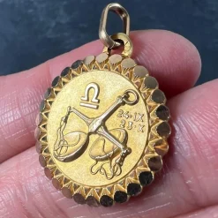 Pamono French Perroud Large Libra Zodiac Starsign 18k Yellow Gold Charm Pendant, 1930s><noscript><img width=