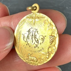 Pamono French Religious Medal Jesus Christ Holy Communion 18k Yellow Gold Charm Pendant, 1890s><noscript><img width=
