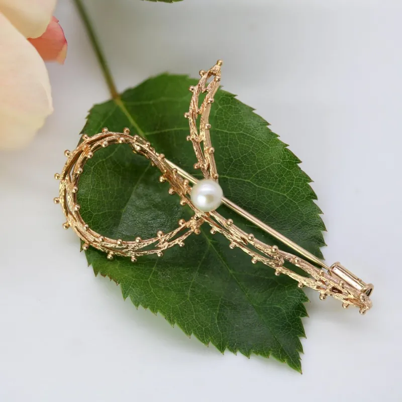 Pamono French 1960s Cultured Pearl 18 Karat Rose Gold Bow Brooch> Brooches