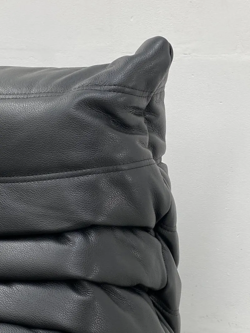 Pamono French Togo Living Room Set in Black Leather by Michel Ducaroy for Ligne Roset., Set of 3> Living Room Sets