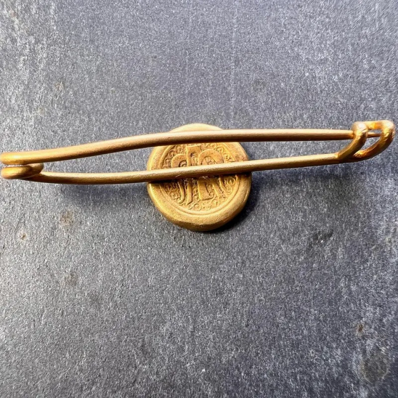 Pamono French Virgin Mary Medal Safety Pin 18k Yellow Gold Charm Brooch, 1920s> Brooches