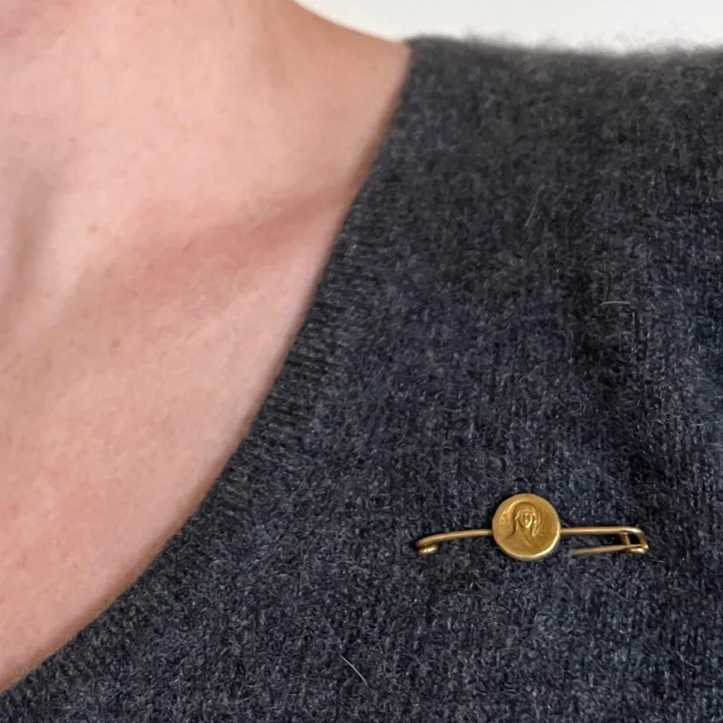 Pamono French Virgin Mary Medal Safety Pin 18k Yellow Gold Charm Brooch, 1920s> Brooches