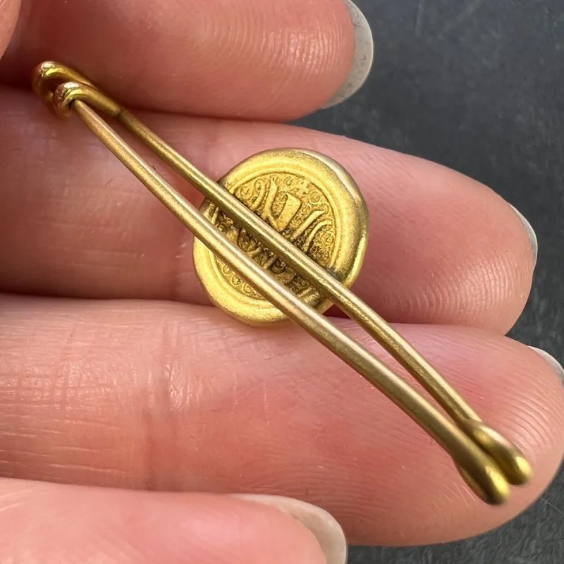 Pamono French Virgin Mary Medal Safety Pin 18k Yellow Gold Charm Brooch, 1920s> Brooches