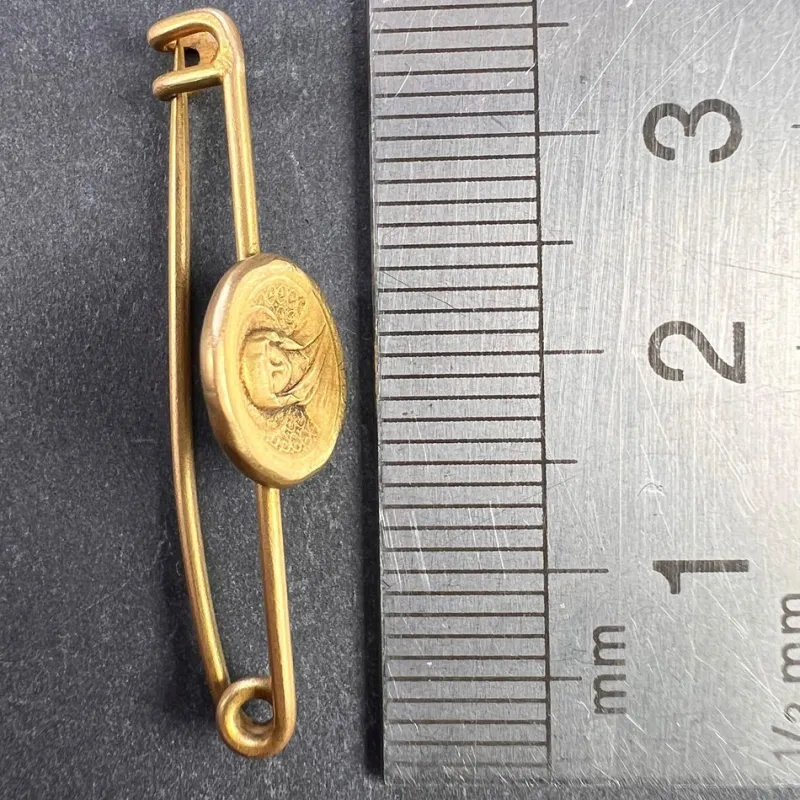 Pamono French Virgin Mary Medal Safety Pin 18k Yellow Gold Charm Brooch, 1920s> Brooches