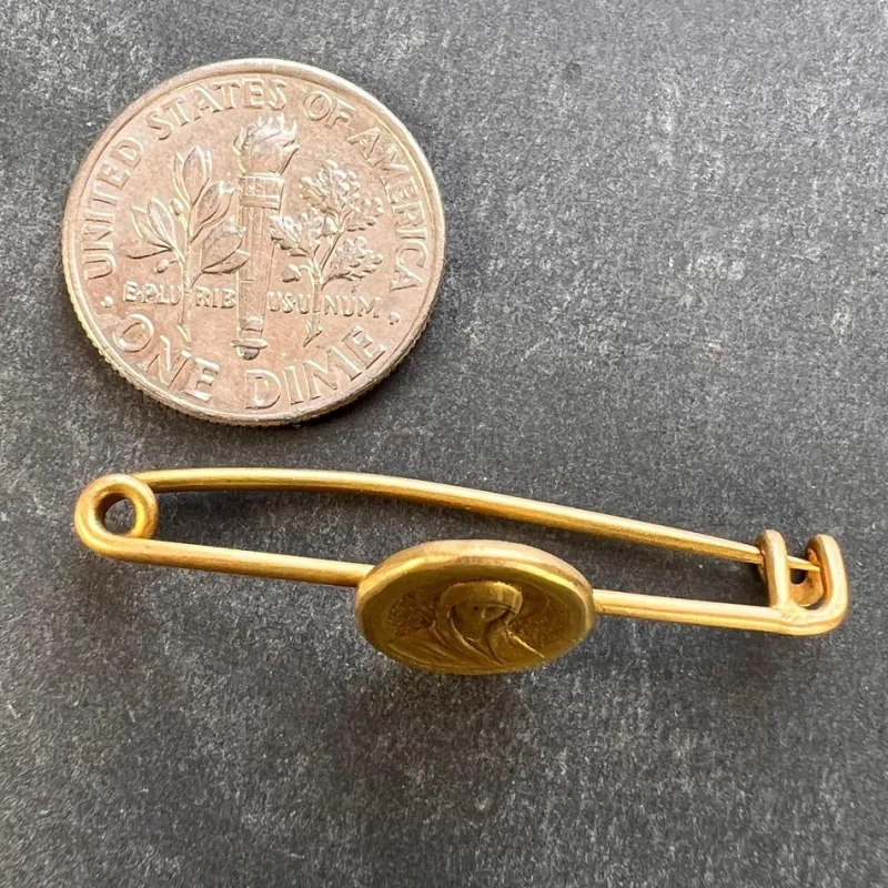 Pamono French Virgin Mary Medal Safety Pin 18k Yellow Gold Charm Brooch, 1920s> Brooches