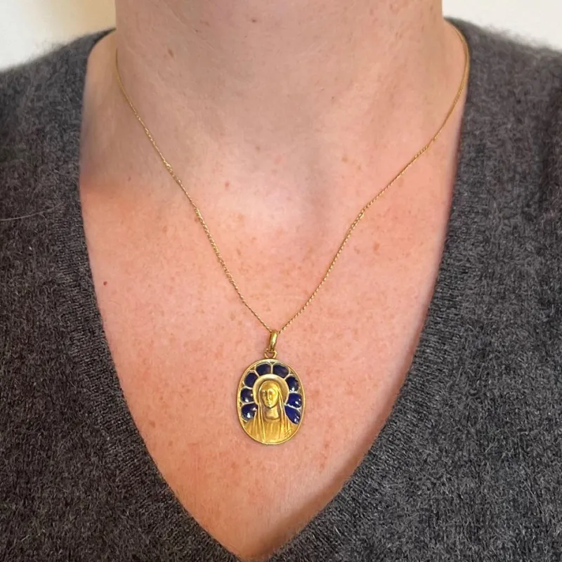 New Pamono French Virgin Mary Plique a Jour Enamel 18k Yellow Gold Pendant Medal from Pierly, 1920s