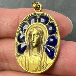 New Pamono French Virgin Mary Plique a Jour Enamel 18k Yellow Gold Pendant Medal from Pierly, 1920s