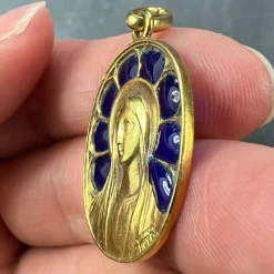 New Pamono French Virgin Mary Plique a Jour Enamel 18k Yellow Gold Pendant Medal from Pierly, 1920s
