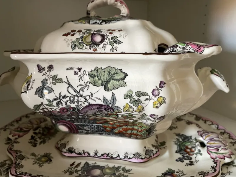 Pamono Fruit Basket Soup Tureen with Serving Plates and Ladle, 1950s, Set of 4> Serving Dishes