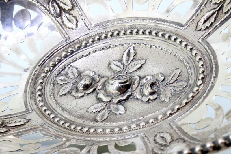 Pamono Fruit Bowl in Cut-Out Silver with Central Floral Relief and Pearly Frieze Edge> Bowls