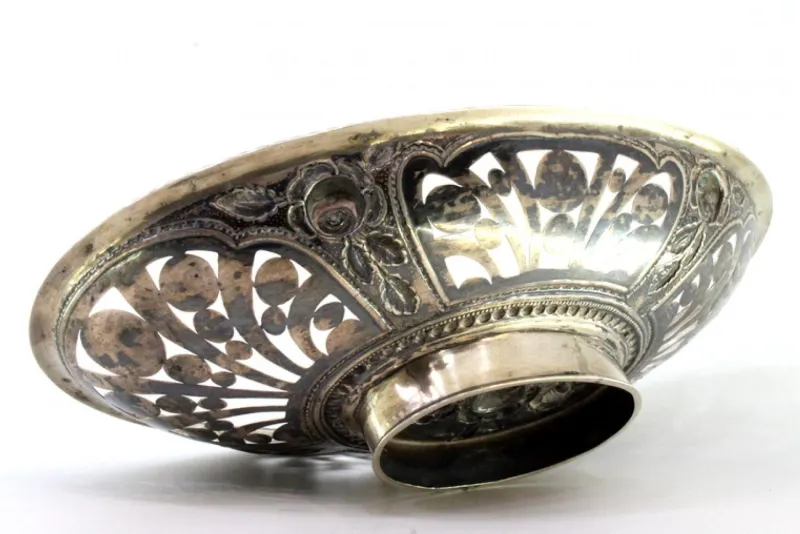 Pamono Fruit Bowl in Cut-Out Silver with Central Floral Relief and Pearly Frieze Edge> Bowls