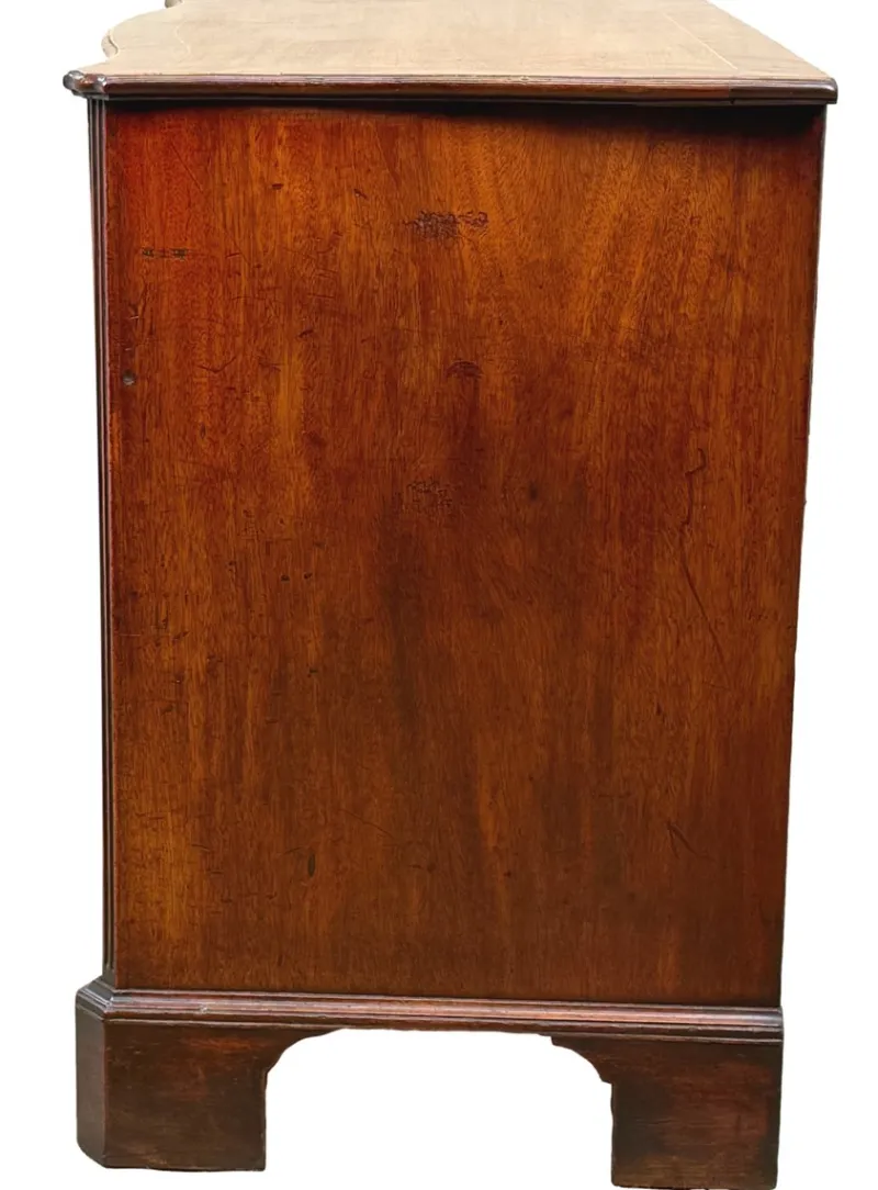 Pamono George III Mahogany Serpentine Chest of Drawers, 1770> Dressers, Commodes & Chests