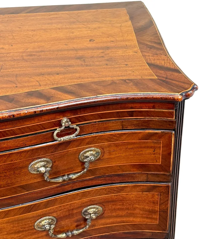 Pamono George III Mahogany Serpentine Chest of Drawers, 1770> Dressers, Commodes & Chests