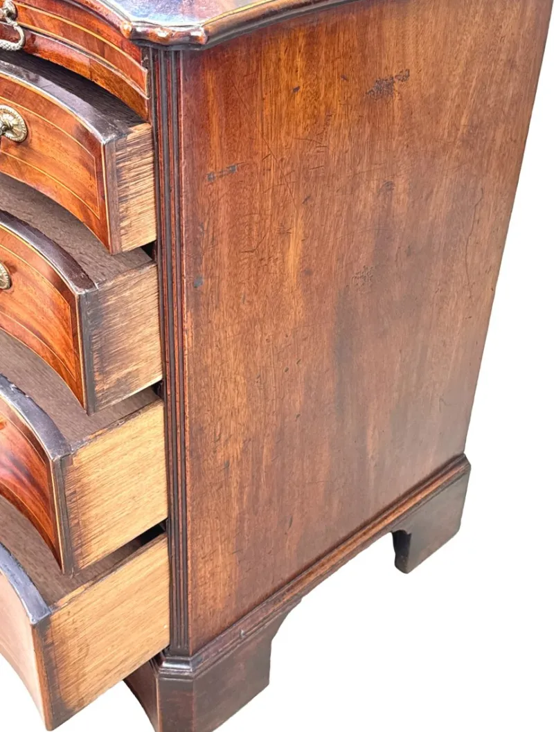 Pamono George III Mahogany Serpentine Chest of Drawers, 1770> Dressers, Commodes & Chests