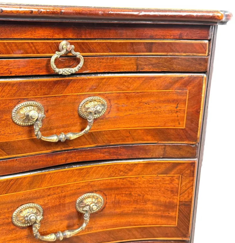 Pamono George III Mahogany Serpentine Chest of Drawers, 1770> Dressers, Commodes & Chests