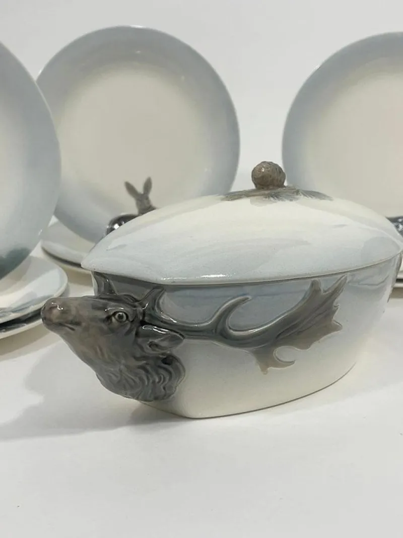 Pamono German Wächtersbach Hunting Plates and Tureen attributed to Carl Bull, 1910s, Set of 13> Serving Dishes