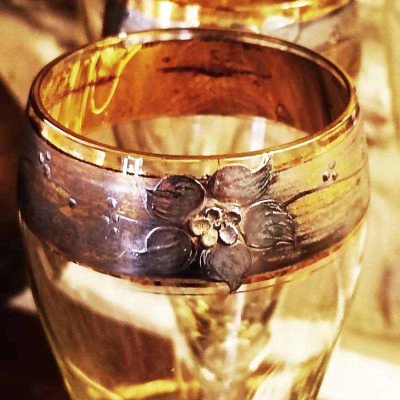 Pamono Glasses and Tray in Murano Glass with Hand-Decorated 24 Karat Gold Finishes from GN Murano, 1970s, Set of 7> Dinnerware Accessories