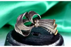 Pamono Gold and Silver Bow-Shaped Brooch with Diamond Reliefs and Chips> Brooches