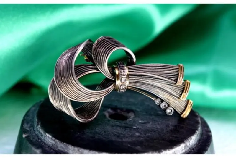 Pamono Gold and Silver Bow-Shaped Brooch with Diamond Reliefs and Chips> Brooches