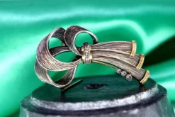 Pamono Gold and Silver Bow-Shaped Brooch with Diamond Reliefs and Chips><noscript><img width=