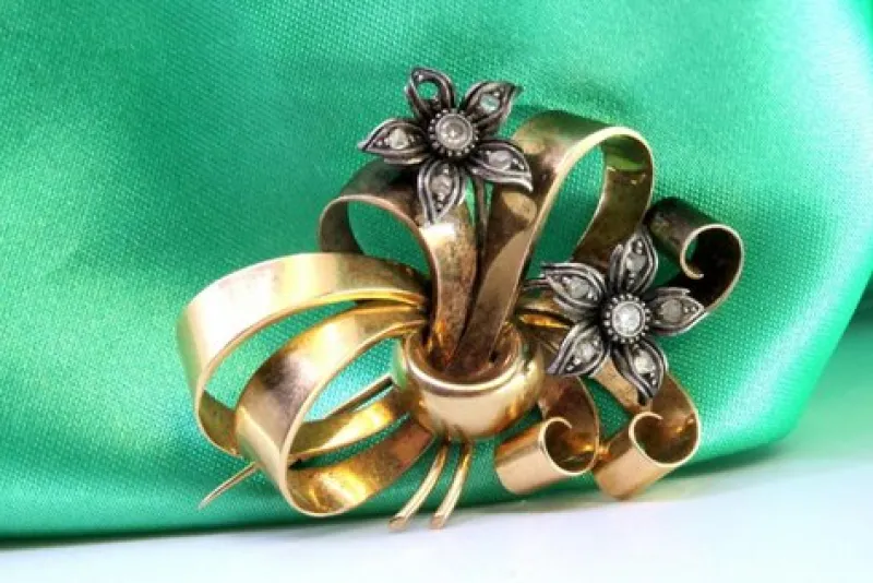 Pamono Gold and Silver Brooch with Diamond Chips> Brooches