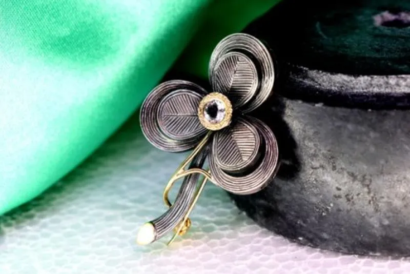 Pamono Gold and Silver Flower-Shaped Brooch with Reliefs and Zirconia> Brooches