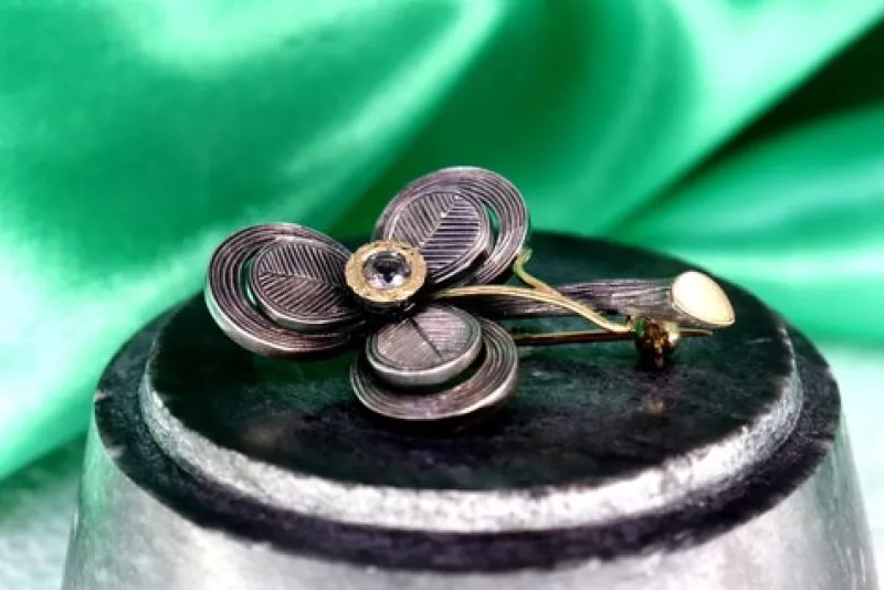 Pamono Gold and Silver Flower-Shaped Brooch with Reliefs and Zirconia> Brooches