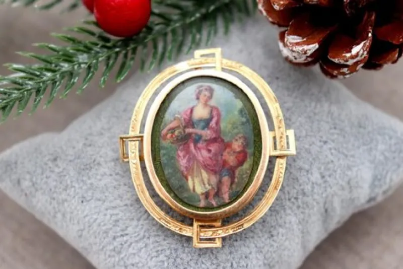 Discount Pamono Gold Brooch Cut Out with Applications