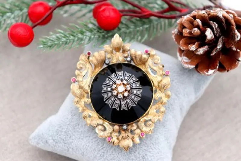 Outlet Pamono Gold Brooch with Cutouts