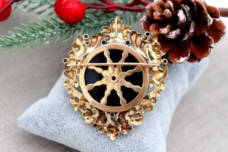 Outlet Pamono Gold Brooch with Cutouts